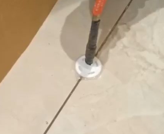 温江瓷砖空鼓维修公司专业解答瓷砖在铺贴过程中，如果没有涂抹均匀到位的粘结材料（如水泥砂浆或瓷砖胶），可能会导致以下问题